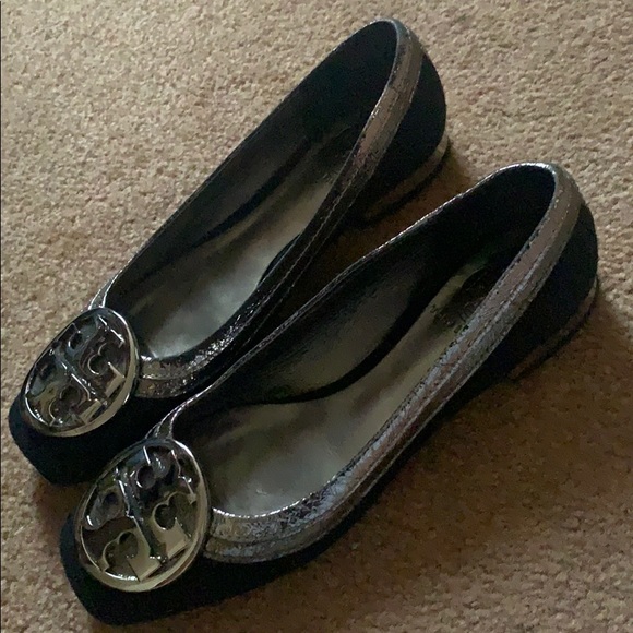 TORY BURCH 5.5 M SILVER LOGO BUCKLE FLATS SHOES - Picture 6 of 16